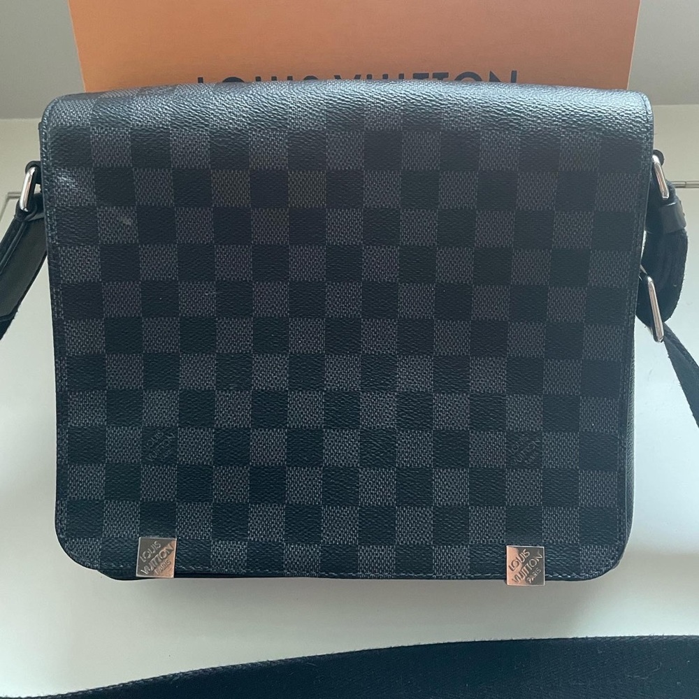 ✨Louis Vuitton Mens District PM✨